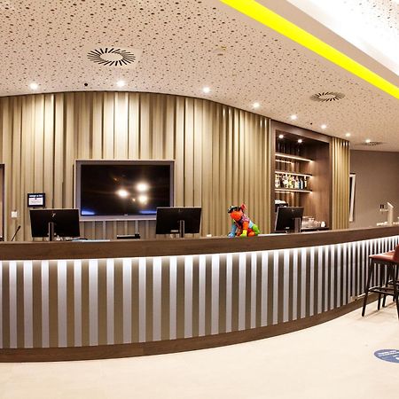 Отель Hampton By Hilton Munich Airport South Халльбергмос Экстерьер фото